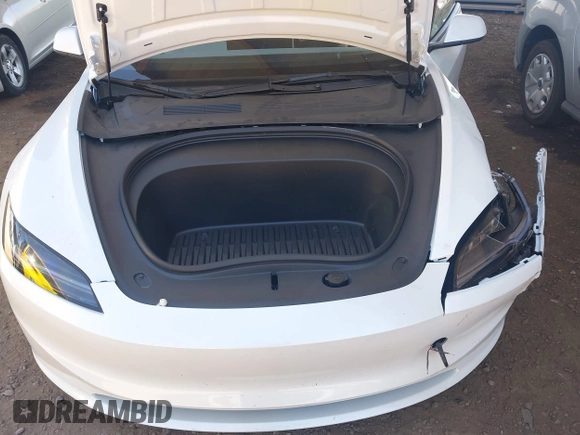 2025 Tesla Model 3 Long Range z VIN 5YJ3E1EB9SF885771, wystawiony jako IAAI lot #42158734 z przebiegiem 3480 mil mil oraz . Historia ofert i sprzedaży dostępna na DreamBid. Obrazek 10.