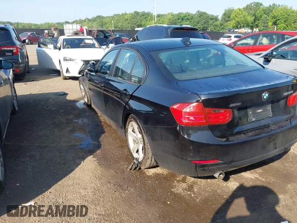 2013 BMW 3 Series 320i xDrive z VIN WBA3C3C53DF979221, wystawiony jako IAAI lot #42577544 z przebiegiem 97 135 mil mil oraz . Historia ofert i sprzedaży dostępna na DreamBid. Obrazek 3.