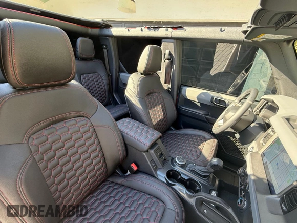 2024 Ford Bronco Big Bend z VIN 1FMDE7BH2RLA76597, wystawiony jako Copart lot #57521675 z przebiegiem 1 400 mil mil oraz Czysty tytuł • Clean title. Historia ofert i sprzedaży dostępna na DreamBid. Obrazek 5.