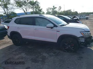 2022 Volkswagen Taos SE z VIN 3VVTX7B2XNM025588, wystawiony jako IAAI lot #39670650 z przebiegiem 45 817 mil mil oraz . Historia ofert i sprzedaży dostępna na DreamBid. Obrazek 13.