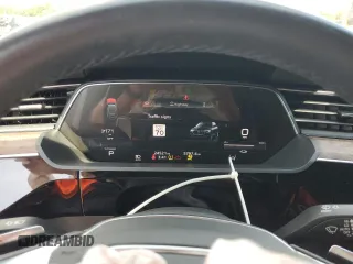 2022 Audi e-tron Premium Plus z VIN WA1LAAGE8NB019791, wystawiony jako Copart lot #56399155 z przebiegiem 24 521 mil mil oraz Szkody całkowita. Historia ofert i sprzedaży dostępna na DreamBid. Obrazek 9.