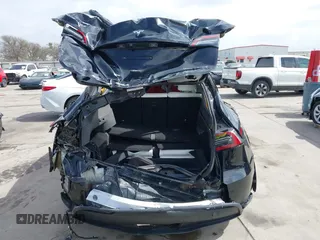 2022 Tesla Model Y Long Range z VIN 7SAYGAEE5NF428327, wystawiony jako IAAI lot #41698750 z przebiegiem 26 846 mil mil oraz . Historia ofert i sprzedaży dostępna na DreamBid. Obrazek 6.
