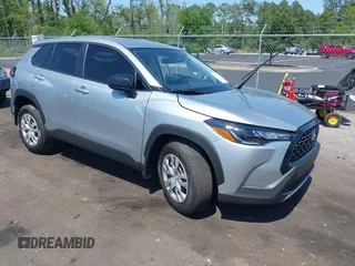 2025 Toyota Corolla Cross L z VIN 7MUAAAAG8SV129922, wystawiony jako IAAI lot #42275105 z przebiegiem 993 mil mil oraz . Historia ofert i sprzedaży dostępna na DreamBid. Obrazek 1.