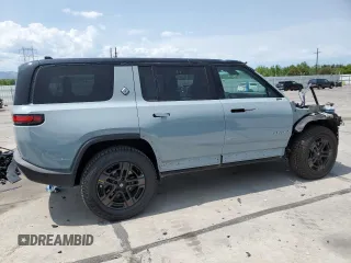 2025 Rivian R1S Adventure z VIN 7PDSGBBA2SN051004, wystawiony jako Copart lot #58999005 z przebiegiem 786 mil mil oraz Szkoda całkowita • Salvage title. Historia ofert i sprzedaży dostępna na DreamBid. Obrazek 3.