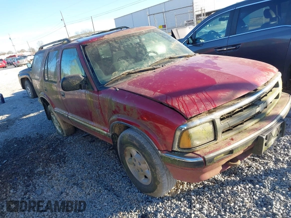 1997 Chevrolet Blazer LS z VIN 1GNDT13W3V2232285, wystawiony jako IAAI lot #41710231 z przebiegiem 1 930 079 mil mil oraz . Historia ofert i sprzedaży dostępna na DreamBid. Obrazek 1.