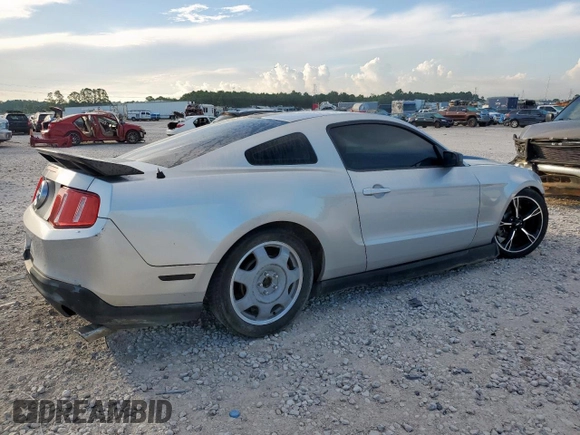 2012 Ford Mustang Premium z VIN 1ZVBP8AM7C5285563, wystawiony jako Copart lot #60732815 z przebiegiem 134 923 mil mil oraz Szkoda całkowita • Salvage title. Historia ofert i sprzedaży dostępna na DreamBid. Obrazek 3.