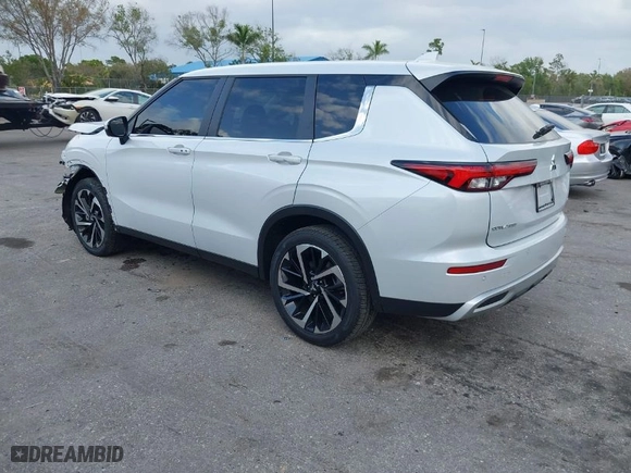 2024 Mitsubishi Outlander SE with VIN JA4J3VA8XRZ076597, listed as a IAAI auction lot 41710042 with 2,594 mi miles. Bid and sale history available at carsss.com. Image 3.