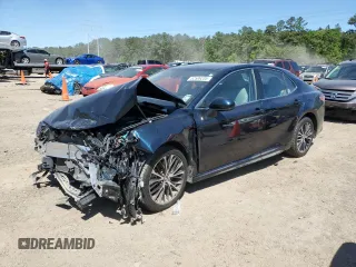 2020 Toyota Camry SE z VIN 4T1G11AK9LU862997, wystawiony jako Copart lot #52589205 z przebiegiem 61 010 mil mil oraz Szkoda całkowita • Salvage title. Historia ofert i sprzedaży dostępna na DreamBid. Obrazek 1.