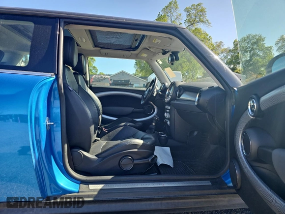 2009 MINI Hardtop S with VIN WMWMF73519TW86705, listed as a Copart auction lot 52047985 with 80,443 mi miles and Clean title. Bid and sale history available at DreamBid. Image 5.