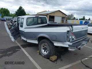 1996 Ford F-250 z VIN 1FTHX26F8TEB61614, wystawiony jako IAAI lot #42255763 z przebiegiem Nie podano mil oraz . Historia ofert i sprzedaży dostępna na DreamBid. Obrazek 20.