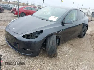 2025 Tesla Model Y Long Range with VIN 7SAYGDEEXSF266143, listed as a IAAI auction lot 41905813 with 776 mi miles and . Bid and sale history available at carsss.com. Image 2.