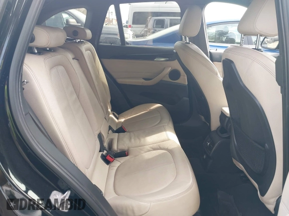 2018 BMW X1 sDrive28i z VIN WBXHU7C39J5L07129, wystawiony jako IAAI lot #41472014 z przebiegiem 56 486 mil mil oraz . Historia ofert i sprzedaży dostępna na DreamBid. Obrazek 8.