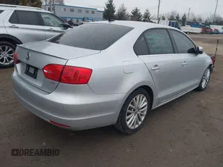 2014 Volkswagen Jetta SEL z VIN 3VWL17AJ4EM442937, wystawiony jako IAAI lot #41577157 z przebiegiem 98 171 mil mil oraz . Historia ofert i sprzedaży dostępna na DreamBid. Obrazek 4.