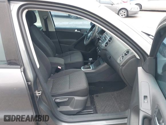 2012 Volkswagen Tiguan LE z VIN WVGAV7AX9CW096668, wystawiony jako IAAI lot #41664461 z przebiegiem 161 725 mil mil oraz . Historia ofert i sprzedaży dostępna na DreamBid. Obrazek 5.
