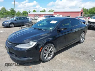 2015 Chrysler 200 S z VIN 1C3CCCBG0FN619746, wystawiony jako IAAI lot #42256667 z przebiegiem 210 572 mil mil oraz . Historia ofert i sprzedaży dostępna na DreamBid. Obrazek 2.