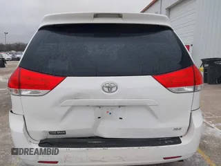 2014 Toyota Sienna XLE z VIN 5TDYK3DC6ES492167, wystawiony jako IAAI lot #41257193 z przebiegiem 216 046 mil mil oraz . Historia ofert i sprzedaży dostępna na DreamBid. Obrazek 16.