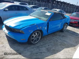 2011 Ford Mustang V6 z VIN 1ZVBP8EM1B5100724, wystawiony jako IAAI lot #42366863 z przebiegiem 221 814 mil mil oraz . Historia ofert i sprzedaży dostępna na DreamBid. Obrazek 2.