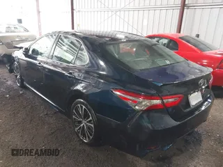 2018 Toyota Camry LE z VIN 4T1B11HK8JU517019, wystawiony jako IAAI lot #42220646 z przebiegiem 98 924 mil mil oraz . Historia ofert i sprzedaży dostępna na DreamBid. Obrazek 3.