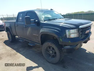 2012 GMC Sierra 2500HD SLT z VIN 1GT121E83CF112456, wystawiony jako IAAI lot #42190350 z przebiegiem 210 617 mil mil oraz . Historia ofert i sprzedaży dostępna na DreamBid. Obrazek 1.