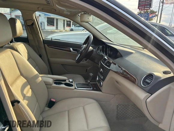2012 Mercedes-Benz C 250 Sport z VIN WDDGF4HB7CR231400, wystawiony jako Copart lot #58000085 z przebiegiem 59 800 mil mil oraz Szkoda całkowita • Salvage title. Historia ofert i sprzedaży dostępna na DreamBid. Obrazek 5.