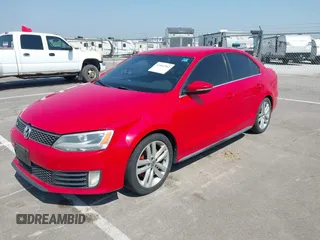 2013 Volkswagen Jetta GLI Autobahn z VIN 3VW4A7AJ8DM223742, wystawiony jako IAAI lot #42466962 z przebiegiem 111 407 mil mil oraz . Historia ofert i sprzedaży dostępna na DreamBid. Obrazek 2.