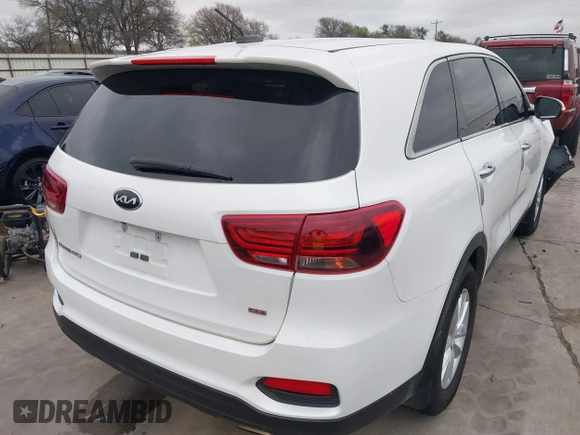 2019 Kia Sorento L with VIN 5XYPG4A38KG555012, listed as a IAAI auction lot 41772285 with 111,685 mi miles. Bid and sale history available at carsss.com. Image 4.
