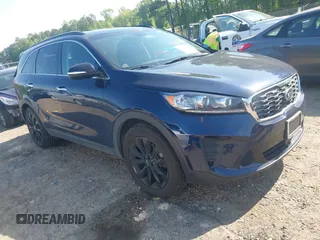 2020 Kia Sorento S z VIN 5XYPG4A58LG695161, wystawiony jako IAAI lot #42060397 z przebiegiem 49 573 mil mil oraz . Historia ofert i sprzedaży dostępna na DreamBid. Obrazek 1.