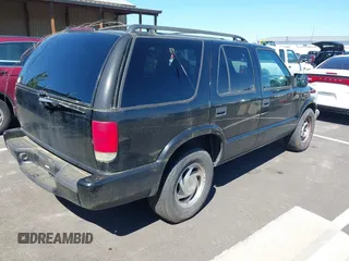 2000 Chevrolet Blazer LT z VIN 1GNDT13W0Y2353621, wystawiony jako IAAI lot #42053605 z przebiegiem 164 160 mil mil oraz . Historia ofert i sprzedaży dostępna na DreamBid. Obrazek 4.