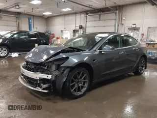 2020 Tesla Model 3 Long Range z VIN 5YJ3E1EB0LF800804, wystawiony jako IAAI lot #42137223 z przebiegiem 52 482 mil mil oraz . Historia ofert i sprzedaży dostępna na DreamBid. Obrazek 2.
