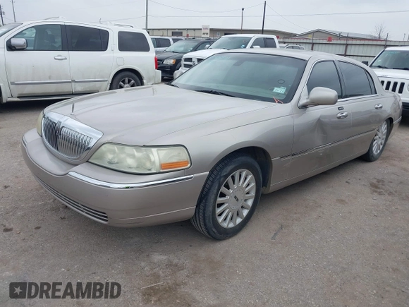 2003 Lincoln Town Car Signature z VIN 1LNHM82W83Y704682, wystawiony jako IAAI lot #41929310 z przebiegiem 242 995 mil mil oraz . Historia ofert i sprzedaży dostępna na DreamBid. Obrazek 2.