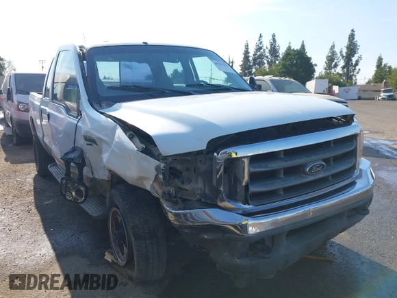 2000 Ford Super Duty F-250 XL with VIN 1FTNW21F5YEB57752, listed as a IAAI auction lot 40702428 with 323,191 mi miles. Bid and sale history available at carsss.com. Image 1.