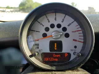 2011 MINI Hardtop z VIN WMWSU3C52BT094094, wystawiony jako Copart lot #55634655 z przebiegiem 104 123 mil mil oraz Szkody całkowita. Historia ofert i sprzedaży dostępna na DreamBid. Obrazek 9.