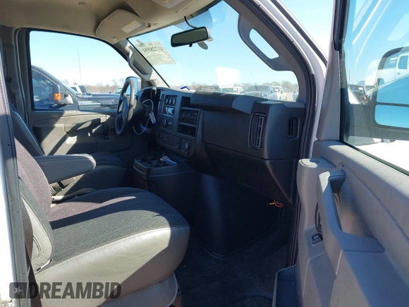 2021 GMC Savana Cargo Van with VIN 1GTW7AF73M1305847, listed as a IAAI auction lot 41728591 with 124,154 mi miles. Bid and sale history available at carsss.com. Image 5.