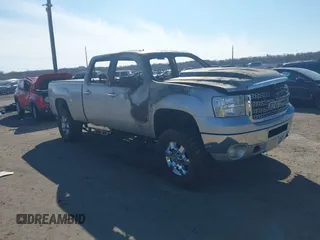 2011 GMC Sierra 2500HD SLT z VIN 1GT121C81BF234377, wystawiony jako IAAI lot #41762436 z przebiegiem 217 310 mil mil oraz . Historia ofert i sprzedaży dostępna na DreamBid. Obrazek 1.