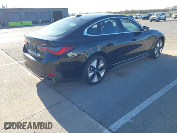 2024 BMW i4 xDrive40 z VIN WBY83FB05RFS69775, wystawiony jako IAAI lot #42079067 z przebiegiem 4 607 mil mil oraz . Historia ofert i sprzedaży dostępna na DreamBid. Obrazek 4.