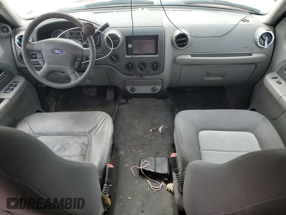 2005 Ford Expedition Special Service z VIN 1FMPU16535LA59153, wystawiony jako Copart lot #50961195 z przebiegiem 200 296 mil mil oraz Szkoda całkowita • Salvage title. Historia ofert i sprzedaży dostępna na DreamBid. Obrazek 8.