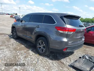 2019 Toyota Highlander LE z VIN 5TDZZRFH3KS325109, wystawiony jako IAAI lot #42160177 z przebiegiem 124 288 mil mil oraz . Historia ofert i sprzedaży dostępna na DreamBid. Obrazek 3.