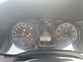2020 Toyota Tacoma SR z VIN 3TYRX5GNXLT005018, wystawiony jako Copart lot #58040585 z przebiegiem 90 325 mil mil oraz Czysty tytuł • Clean title. Historia ofert i sprzedaży dostępna na DreamBid. Obrazek 9.