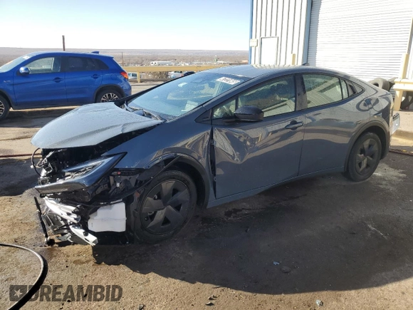 2024 Toyota Prius LE z VIN JTDACAAU2R3028428, wystawiony jako Copart lot #47221845 z przebiegiem Nie podano mil oraz Nie do naprawy • Non repairable. Historia ofert i sprzedaży dostępna na DreamBid. Obrazek 1.