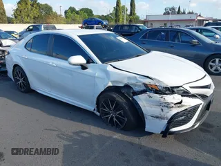 2023 Toyota Camry SE z VIN 4T1G11AK4PU148829, wystawiony jako IAAI lot #42250792 z przebiegiem 23 322 mil mil oraz . Historia ofert i sprzedaży dostępna na DreamBid. Obrazek 1.
