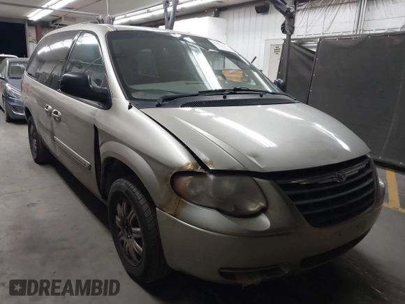 2005 Chrysler Town & Country Touring with VIN 2C4GP54L55R542526, listed as a IAAI auction lot 41877551 with 231,364 mi miles. Bid and sale history available at carsss.com. Image 1.