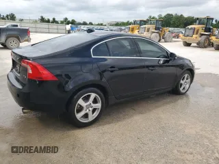 2013 Volvo S60 T5 Premier z VIN YV1612FS1D2207965, wystawiony jako Copart lot #53524305 z przebiegiem 142 117 mil mil oraz Tytuł czysty. Historia ofert i sprzedaży dostępna na DreamBid. Obrazek 3.