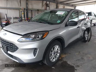 2020 Ford Escape S z VIN 1FMCU0F64LUC03656, wystawiony jako IAAI lot #42415638 z przebiegiem 96 759 mil mil oraz . Historia ofert i sprzedaży dostępna na DreamBid. Obrazek 2.
