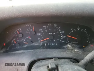 2000 Ford F-250 XL z VIN 1FTNW21S2YEB92875, wystawiony jako Copart lot #86083414 z przebiegiem 96 634 mil mil oraz Czysty tytuł • Clean title. Historia ofert i sprzedaży dostępna na DreamBid. Obrazek 9.