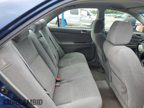2005 Toyota Camry LE z VIN 4T1BE30K95U072730, wystawiony jako Copart lot #56398505 z przebiegiem 115 917 mil mil oraz Czysty tytuł • Clean title. Historia ofert i sprzedaży dostępna na DreamBid. Obrazek 10.