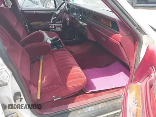 1989 Lincoln Town Car z VIN 1LNBM81F5KY813302, wystawiony jako IAAI lot #42412831 z przebiegiem 76 138 mil mil oraz . Historia ofert i sprzedaży dostępna na DreamBid. Obrazek 5.