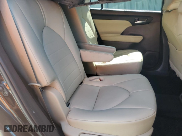 2021 Toyota Highlander XLE with VIN 5TDGZRAH4MS080595, listed as a Copart auction lot 61874615 with 56,315 mi miles and Salvage title. Bid and sale history available at DreamBid. Image 11.