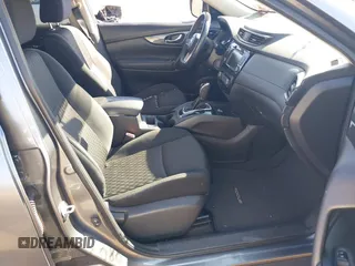 2018 Nissan Rogue SV z VIN KNMAT2MV5JP500550, wystawiony jako IAAI lot #41705570 z przebiegiem 93 495 mil mil oraz . Historia ofert i sprzedaży dostępna na DreamBid. Obrazek 5.