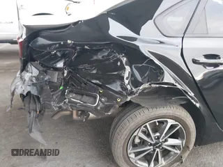2023 Kia Forte LXS z VIN 3KPF24AD5PE646813, wystawiony jako IAAI lot #41494292 z przebiegiem 29 003 mil mil oraz . Historia ofert i sprzedaży dostępna na DreamBid. Obrazek 6.