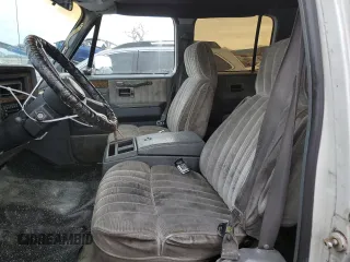 1990 GMC Suburban z VIN 1GKGR26N7LF537148, wystawiony jako Copart lot #45388815 z przebiegiem 265 951 mil mil oraz Tytuł czysty. Historia ofert i sprzedaży dostępna na DreamBid. Obrazek 7.